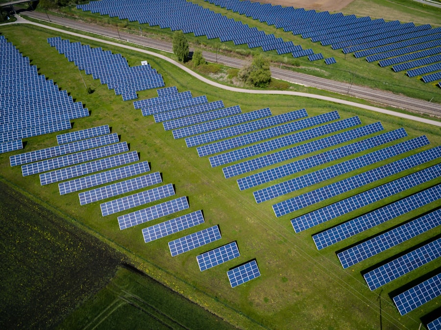 Vue aérienne d'un champ de panneaux solaires