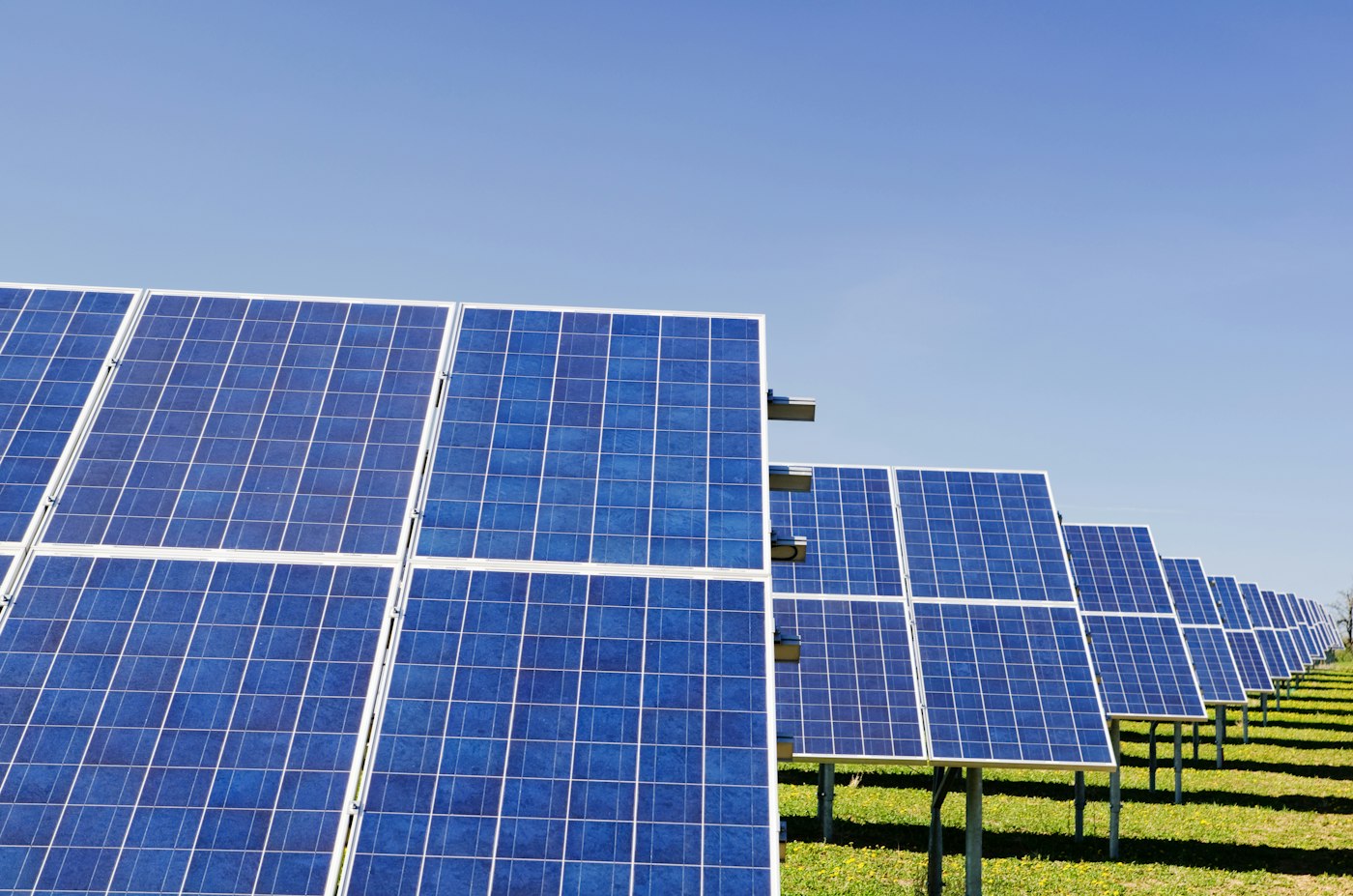 Champ de panneaux solaires photovoltaïques — Sustainenergy