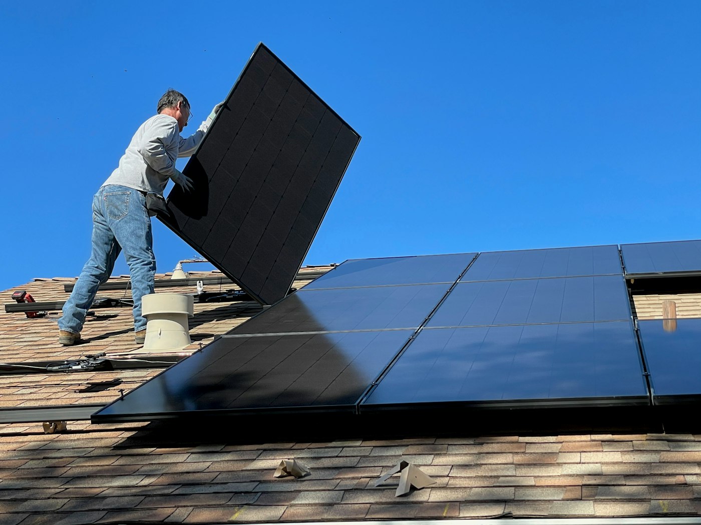 Technicien installant des panneaux solaires photovoltaïques