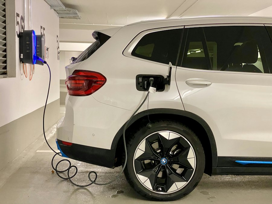 Voiture électrique branchée sur une borne de recharge